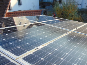 gereinigte und verschmutzte PV-Module im Vergleich