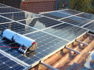 PV-Module bei der Reinigung